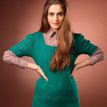 Зеленый пуловер с короткими рукавами