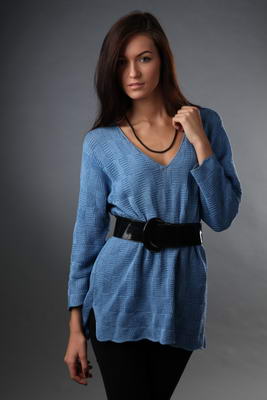 Голубой пуловер с v- образным вырезом