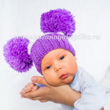 Фиолетовая шапочка с помпонами